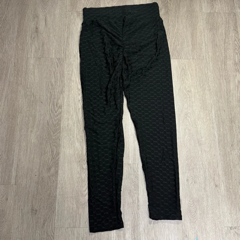 New Women Workout Black Textured Scrunch Bum Leggings Sizes S - Picture 4 of 9